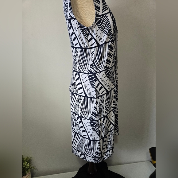TOMMY BAHAMA Navy and White Stretchy Leaf Print Dress. Size Medium - Picture 5 of 13